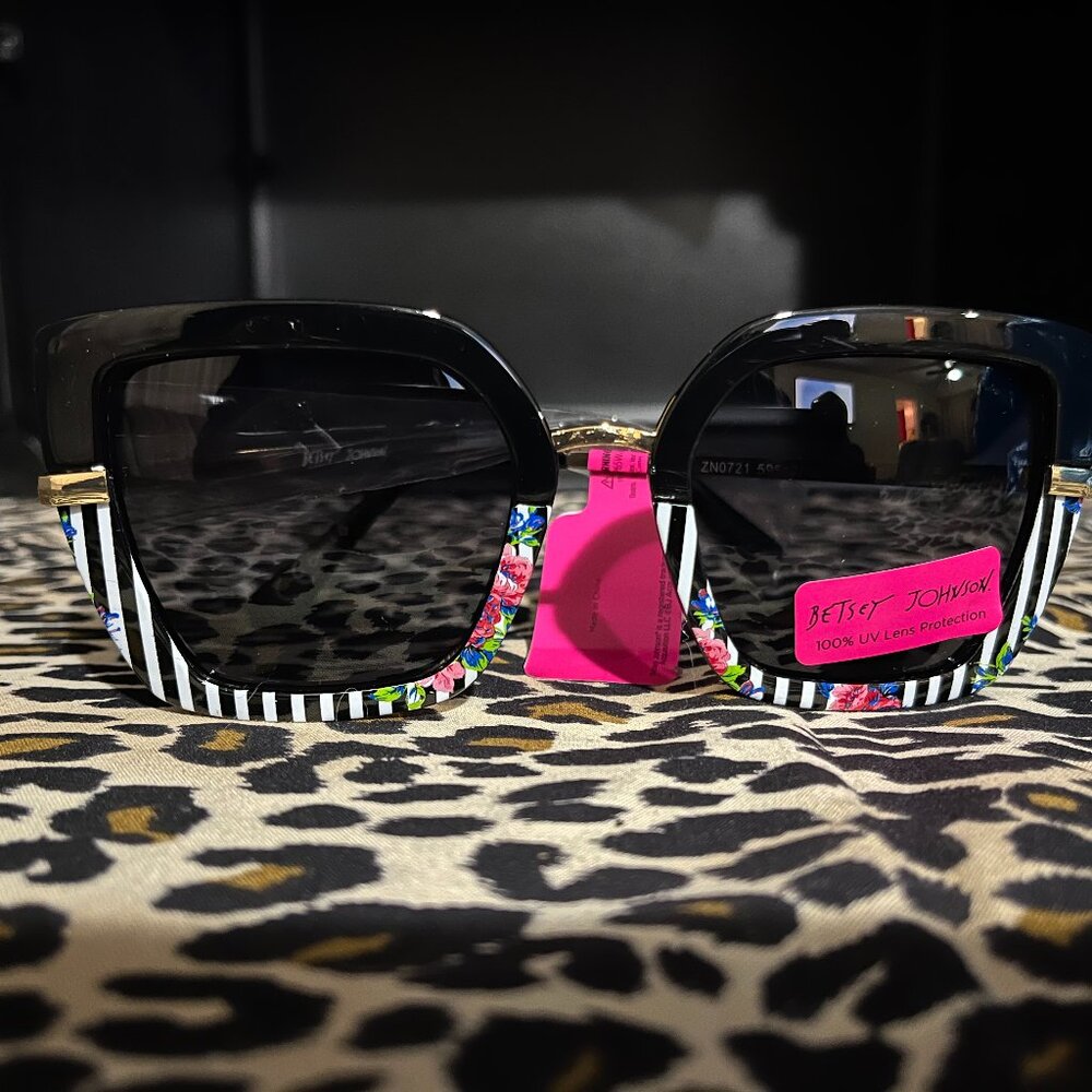 NWT BETSEY JOHNSON Women's Slicker Than Average Cat Eye Sunglasses
